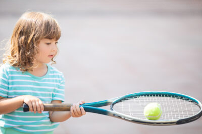 przedszkole językowe warszawa, Child learning to play tennis
